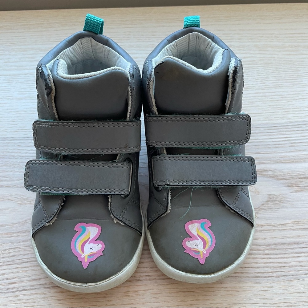 Ten Little Kids Sneakers. (Removable stickers).